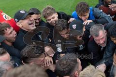 3. Liga; FC Ingolstadt 04 - Rot-Weiss Essen; Sieg Jubel Freude Besprechung auf dem Feld Kreis Cheftrainer Achim Beierlorzer (FCI) Team Mannschaft