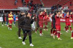 3. Liga; FC Ingolstadt 04 - 1. FC Saarbrücken; Sieg Jubel Freude 2:1 Spieler bedanken sich bei den Fans Cheftrainerin Sabrina Wittmann (FCI) Co-Trainer Fabian Reichler (FCI)