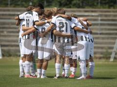 Bayernliga Nord - Saison 2026/27 - FC Ingolstadt 04 II - Jahn Regensburg II -  Die Mannschaft bildet einen Kreis vor dem Spiel -  - XXXXX - Foto: Meyer Jürgen