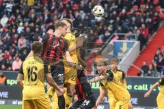 3. Liga; FC Ingolstadt 04 - Dynamo Dresden; Zweikampf Kampf um den Ball Simon Lorenz (32, FCI) Bünning Lars (23 DD) Heise Philip (16 DD) Sapina Vinko (5 DD)