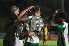 Landesliga - Saison 2025/26 - SV Manching - TSV Aindling - Luca Bienek (Nr.16 - SV Manching) legt den Ball auf zum 2:0 Führungstreffer durch Sebastian Graßl (Nr.10 - SV Manching)  - jubel - Rainer Meisinger (Nr.8 - SV Manching) - Fabian  Neumayer (Nr.9 - 