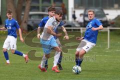 Kreisklasse - Saison 2025/26- TSV Großmehring - SV Oberstimm-  - Jonas Weidinger weiss Oberstimm  - Maximilian Samweber blau Großmehring #7 - Niclas Filser blau Großmehring links - Foto: Meyer Jürgen