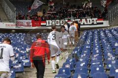 3. Liga; Hannover 96 II - FC Ingolstadt 04; Sieg Jubel Freude 0:4, Spieler bedanken sich bei den Fans und gehen hoch zu ihnen, Elias Decker (3, FCI) Berkay Öztürk (39 FCI) Niclas Dühring (18, FCI) Max Plath (14 FCI) Torwart Marius Funk (1, FCI) Sebastian 