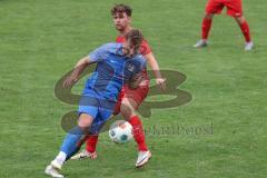 Kreisliga- Saison 2024/25- TSV Kösching - SV Hundszell - Mark Kocima rot Kösching - Noah Schatzmann blau Hundszell - Foto: Meyer Jürgen