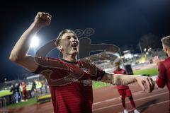 3. Liga; SSV Ulm - FC Ingolstadt 04; Spiel ist aus, Sieg 1:3 Spieler bedanken sich bei den Fans Torschütze Jasper Maljojoki (23, FCI) lässt sich feiern