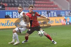 3. Liga; SV Wehen Wiesbaden - FC Ingolstadt 04; Zweikampf Kampf um den Ball David Kopacz (29, FCI) Greilinger Fabian (18 SVWW)