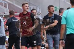 3. Liga; FC Ingolstadt 04 - Hallescher FC; Cheftrainer Michael Köllner (FCI) mit Julian Kügel (31, FCI)