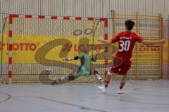 Lotto Bayern Hallencup - Saison 2024/25 - Türkisch SV Ingolstadt - TSV Ober./Unterhaunstadt- 6 meter schiessen - Martin Krumpietz TW Ober./Unterhaunstadt  - Ahmet Altay rot Türkisch - Foto: Meyer Jürgen