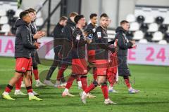 3. Liga; SC Verl - FC Ingolstadt 04; Spieler bedanken sich bei den Fans Max Besuschkow (17, FCI) Davide Sekulovic (33, FCI) Marcel Costly (22, FCI)