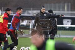 3. Liga; FC Ingolstadt 04 - Trainingsauftakt nach Winterpause; Torwart-Trainer Robert Wulnikowski (FCI) gibt Anweisungen Torwart Simon Simoni (41, FCI)