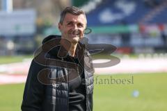 3. Liga; SV Meppen - FC Ingolstadt 04; Cheftrainer Michael Köllner (FCI) geht über den Platz vor dem Spiel