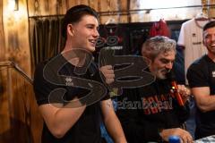 3. Liga; FC Ingolstadt 04 - Fantreffen im Sport-Treff Senners Alm, volles Haus; Moderator Stadionsprecher Italo Mele mit verletzten Torwart Markus Ponath (1, FCI)