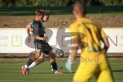 Landesliga - Saison 2026/27 - SV Manching - VFR Neuburg - Kevin Csatari (Nr.15 - SV Manching) - Lauber Leon weiss Neuburg - Foto: Meyer Jürgen
