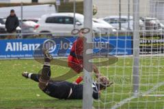 Kreisliga - Saison 2025/26- TSV Kösching - SV Zuchering - Leander Friedl rot Zuchering  - Michael Zimmermann Torwart Kösching - Foto: Meyer Jürgen