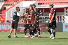 3. Liga; FC Ingolstadt 04 - Würzburger Kickers; nach dem Spiel Cheftrainer Michael Schiele (WKI) mit Yannick Deichmann (20, FCI) Jongmin Seo (7, FCI) Jonas Scholz (15, FCI) Linus Rosenlöcher (19, FCI)