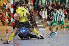 Lotto Bayern Hallencup - Saison 2024/25 - SV Manching - FC Hitzhofen/Oberzell- Thomas Geisler TW Manching  - Tobias Dietze gelb Hitzhofen - Foto: Meyer Jürgen