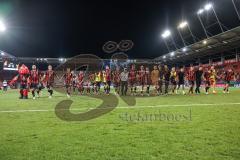 3. Liga; FC Ingolstadt 04 - SV Waldhof Mannheim; Sieg Jubel Freude Spieler bedanken sich bei den Fans mit Tanz und Gesang