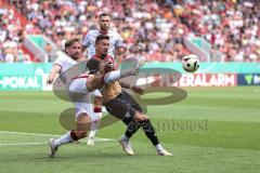 DFB-Pokal; FC Ingolstadt 04 - 1. FC Kaiserslautern; Zweikampf Kampf um den Ball Pascal Testroet (37, FCI) Heuer Jannis (24 FCK)