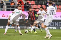 3. Liga; FC Ingolstadt 04 - Erzgebirge Aue; Deniz Zeitler (38, FCI) kommt nicht durch die Abwehr, Nkansah Steffen (24 Aue) Majetschak Erik (13 Aue) #Tashchy Borys (14 Aue) Fallmann Pascal (17 Aue)