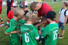 * Testspiel - 3. Liga - Saison 2025/26 - FC Ingolstadt 04 - VFB Eichstätt - - Yannick  Deichmann (Nr.20 - FC Ingolstadt 04) beim Autogramme schreiben - Foto: Meyer Jürgen