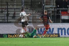 3. Liga; SC Verl - FC Ingolstadt 04; Einsatz Torwart Markus Ponath (1, FCI) rettet vor Besio Alessio (23 Verl) Yannick Deichmann (20, FCI) und verletzt sich an der Hand