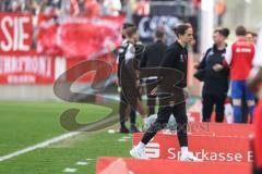 3. Liga; Rot-Weiss Essen - FC Ingolstadt 04; an der Seitenlinie, Spielerbank enttäuscht Cheftrainerin Sabrina Wittmann (FCI)