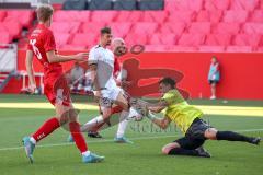 Toto Pokal - Saison 2022/2023 - FC Ingolstadt 04 - Türkspor Augsburg -  Torwart Antonio Brkic (Nr.44 - Türkspor Augsburg) - Arian Llugiqi (Nr.25 - FCI) - Foto: Meyer Jürgen