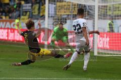 3. Liga - Saison 2024/25 - Alemannia Aachen - FC Ingolstadt 04  - Bentley Baxter Bahn (Nr.9 - Alemannia Aachen) - Marcel Costly (Nr.22 - FCI) - Foto: Meyer Jürgen