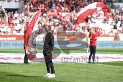 3. Liga; Rot-Weiss Essen - FC Ingolstadt 04; vor dem Spiel beobachtet Cheftrainerin Sabrina Wittmann (FCI) das WarmUp