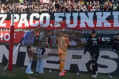 3. Liga - Saison 2024/25 - FC Ingolstadt 04 - SV Wehen Wiesbaden - Das Spiel ist aus - Banner - Choreo -- Pascal Testroet (Nr.37 - FCI)  - Torwart Marius  Funk (Nr.1 - FCI)auf den weg zu den Fans Foto: Meyer Jürgen