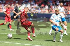 3. Liga; FC Ingolstadt 04 - FC Hansa Rostock; Mattis Hoppe (2, FCI) kommt nicht durch die Abwehr Bergh Viktor (33 HR)