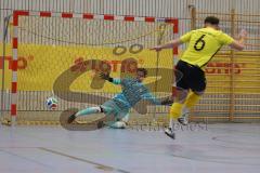 Lotto Bayern Hallencup - Lindenkreuzhalle Saison 2024/25 - FC Hitzhofen - FC Türk Sport Garching  - Martin Maier TW  Türk Garching - Christoph Thomas gelb Hitzhofen vergibt den 6 meter - Foto: Meyer Jürgen