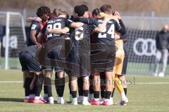 U19 - Nachwuchsliga -  - Saison 2024/25 - FC Ingolstadt 04 - 1. FC Schweinfurth -  Die Mannschaft bildet einen Kreis vor dem Spiel -  - XXXXX - Foto: Meyer Jürgen