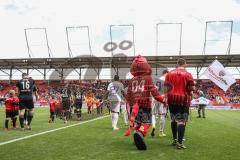 3. Liga; FC Ingolstadt 04 - SC Verl; Einmarsch Spieler Schanzi Inklusion Schanzengeber Kinder Einlaufender Kids
