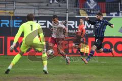 3. Liga - Saison 2025/26 - Waldhof Mannheim  -  FC Ingolstadt 04 - Marcel Costly (Nr.22 - FC Ingolstadt 04) - Torwart Thijmen Nijhuis (Nr.1 - Waldhof Mannheim) - Tim Sechelmann (Nr.4 - Waldhof Mannheim) - Foto: Meyer Jürgen