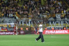 3. Liga; FC Ingolstadt 04 - Alemannia Aachen; 0:3 Niederlage, hängende Köpfe Cheftrainerin Sabrina Wittmann (FCI) geht über den Platz