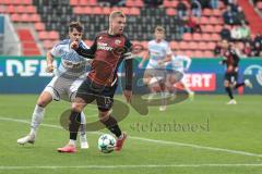3. Liga; FC Ingolstadt 04 - MSV Duisburg; Zweikampf Kampf um den Ball Lars Lokotsch (13, FCI) Fleckstein Tobias (5 MSV)