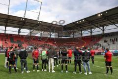 2.BL; FC Ingolstadt 04 - FC Hansa Rostock; Fan Fankurve Banner Fahnen Spruchband, Spieler verabschieden sich von den Fans
