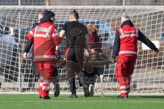 2. Bundesliga Frauen - Saison 2025/26 - FC Ingolstadt 04 Frauen - VFR SW Warbeyen  - Leonie Hein (Nr.17 - FC Ingolstadt Frauen I) verletzt am Boden und muss mit Rettungswagen abtransportiert - Betreuer und Sanitäter bei der Spielerin - Foto: Meyer Jürgen