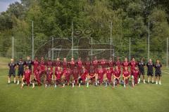 3. Liga; FC Ingolstadt 04 - Trainingsauftakt nach Sommerpause; TeamFoto Mannschaftsfoto im Training.
HI.v.li.: Spielanalyst Yannick Schmidt (FCI) NLZ Nico Antonitsch (FCI) Torwart-Trainer Alexander Kunze (FCI) Fredrik Carlsen (8, FCI) Jasper Maljojoki (2