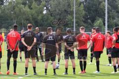 3.Liga - Saison 2023/2024 - Trainingsauftakt - FC Ingolstadt 04 - Die Mannschaft wird von Cheftrainer Michael Köllner (FCI) begrüsst und erhält Anweisungen -  - Foto: Meyer Jürgen