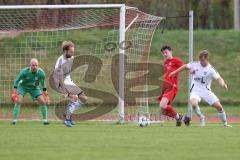 Kreisliga - Saison 2025/26- SV Zuchering - FC Mindelstetten - Jan Schimmack rot Zuchering - Fabian Sangl TW Mindelstetten - Lukas Gaul weiß Mindelstetten  - Jonas Schoberer weiß Mindelstetten  links - Foto: Meyer Jürgen