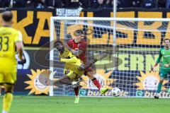 3. Liga; Alemannia Aachen - FC Ingolstadt 04; Zweikampf Kampf um den Ball Jonas Scholz (15, FCI) Nadjombe Pierre (29 AA)