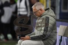 3. Liga - Saison 2026/27 - Waldhof Mannheim - FC Ingolstadt 04 - Geschäftsführer Sport/Kommunikation Harald Gärtner (FCI) sieht sich die Tabelle am Handy an - XXXXX - Foto: Meyer Jürgen