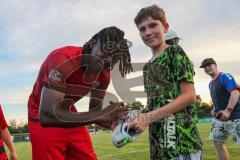 * Testspiel - 3. Liga - Saison 2025/26 - FC Ingolstadt 04 - VFB Eichstätt - - Cisse Faroukou (Nr.44 - FC Ingolstadt 04) beim Autogramme schreiben - Foto: Meyer Jürgen