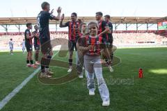 3. Liga - Saison 2024/25 - FC Ingolstadt 04 - SV Wehen Wiesbaden - Pascal Testroet (Nr.37 - FCI) wird ausgewechselt - Die Mannschaft bildet einen Spalier - Foto: Meyer Jürgen