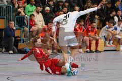 Lotto Bayern Hallencup  - Lindenkreuzhalle Saison 2024/25 - FC Penzberg - Türk SV Ingolstadt - Efe Kurtar weiss Penzberg - Aurel Kuqanaj rot Türk Ing - Foto: Meyer Jürgen