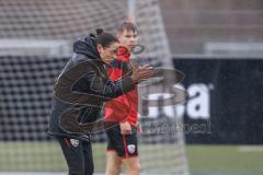 3. Liga; FC Ingolstadt 04 - Trainingsauftakt nach Winterpause; Cheftrainerin Sabrina Wittmann (FCI) energisch im Regen