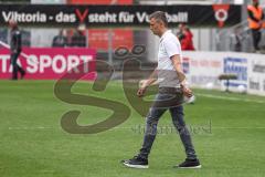 3. Liga; FC Viktoria Köln - FC Ingolstadt 04; Niederlage, hängende Köpfe Cheftrainer Michael Köllner (FCI) geht über den Platz