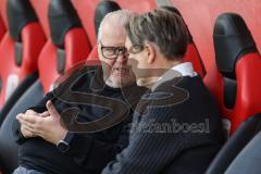 3. Liga; FC Ingolstadt 04 - 1. FC Schweinfurt 05; vor dem Spiel Vorsitzender des Vorstandes Peter Jackwerth (FCI) Geschäftsführers Dietmar Beiersdorfer (FCI Sport Kommunikation) im Gespräch auf der Trainerbank